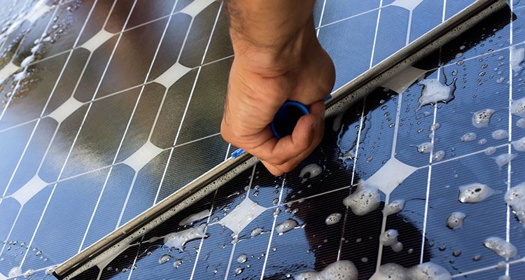 manutenção e limpeza de placas solares