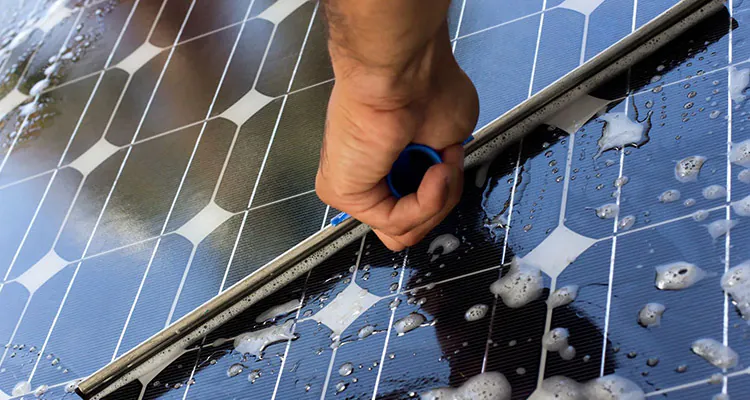 manutenção e limpeza de placas solares